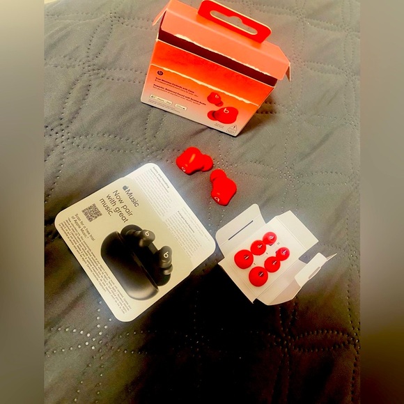 beats solo buds headphones- Red - without case - Picture 2 of 5